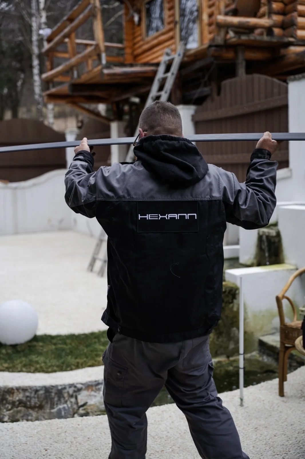 Echipa HEXANN ridică un profil din aluminiu al structurii pergolei la Bușteni