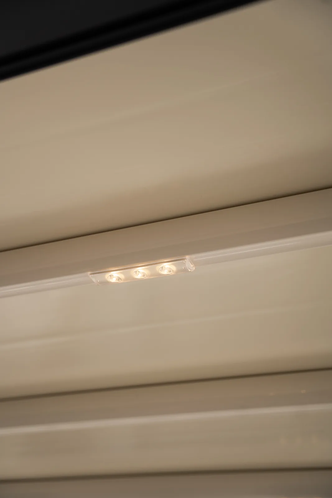 Membrana PVC a pergolei retractabile din Cluj, cu iluminare integrată, văzută de jos
