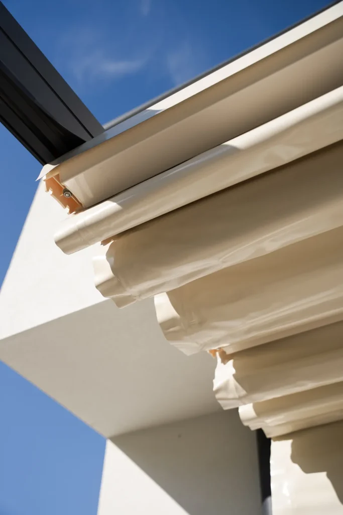 Acoperișul retractabil din membrană PVC strâns lângă fațada casei din Cluj