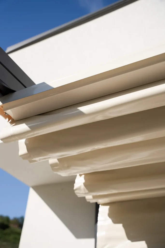 Membrana PVC a pergolei retractabile din Cluj strânsă în falduri, văzută de jos