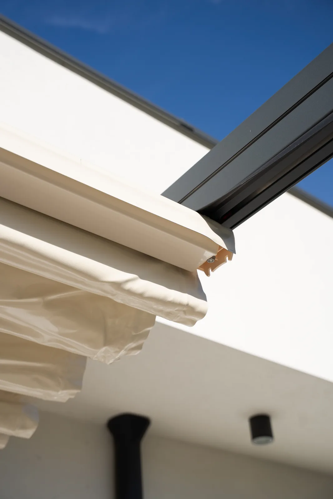 Structura pergolei retractabile, văzută din lateral