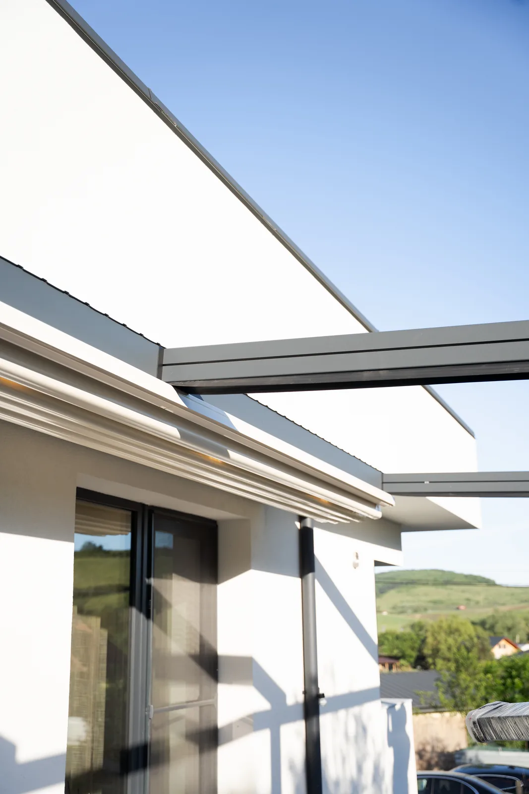 Membrana PVC strânsă în falduri sub structura pergolei retractabile din Cluj