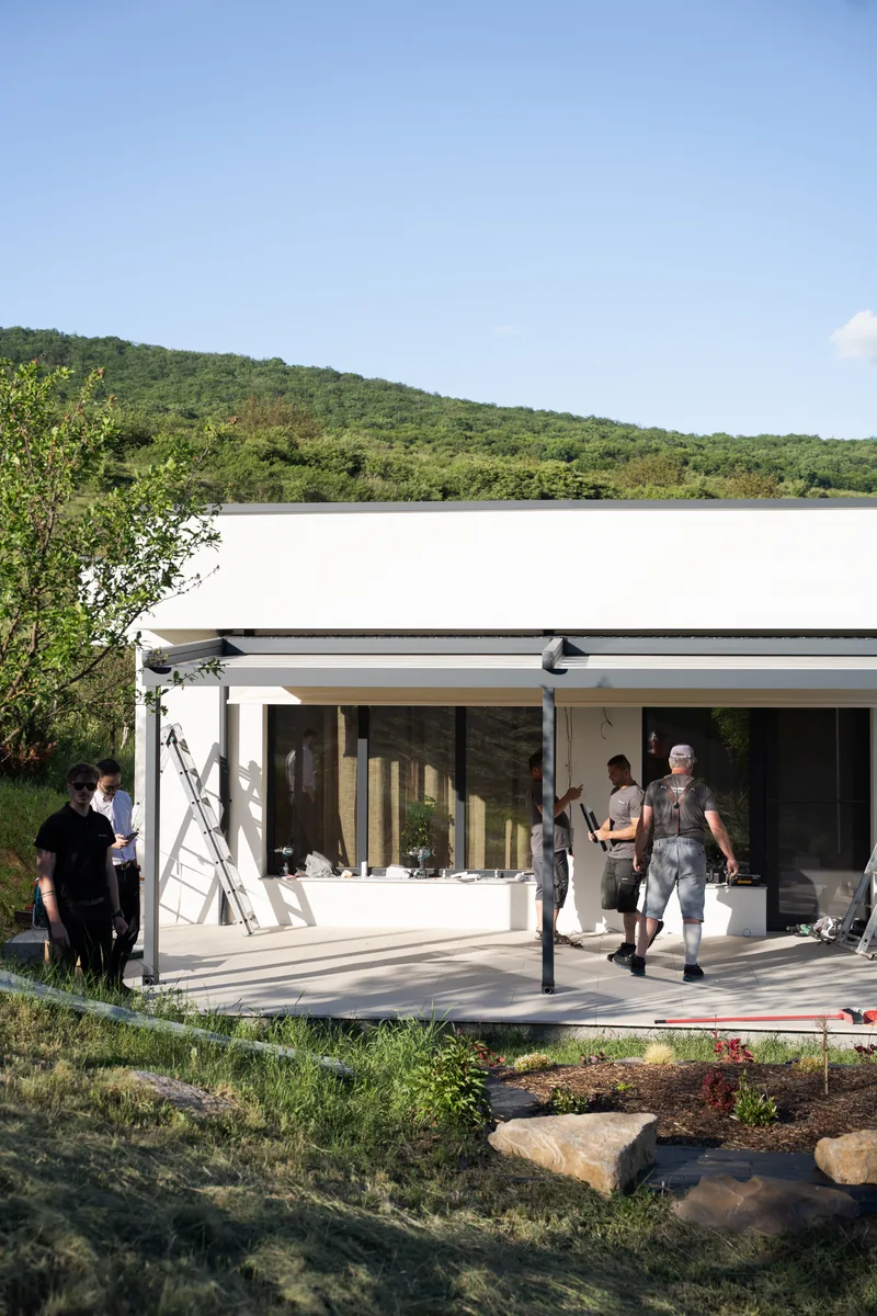 Terasa casei din Cluj cu pergola retractabilă PVC HEXANN, văzută din grădină