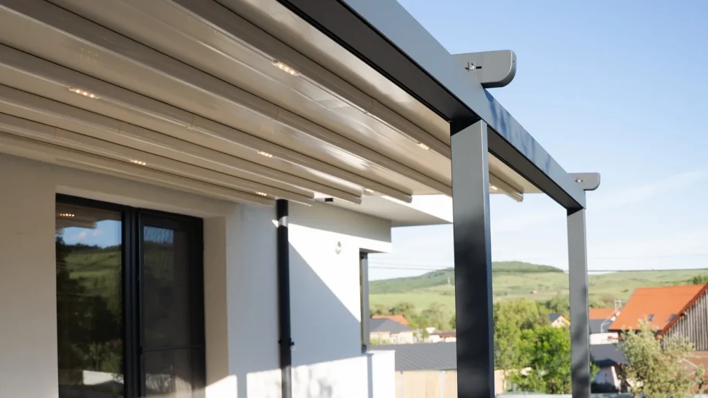 Pergolă retractabilă cu membrană PVC și structură antracit, montată la o casă din Cluj